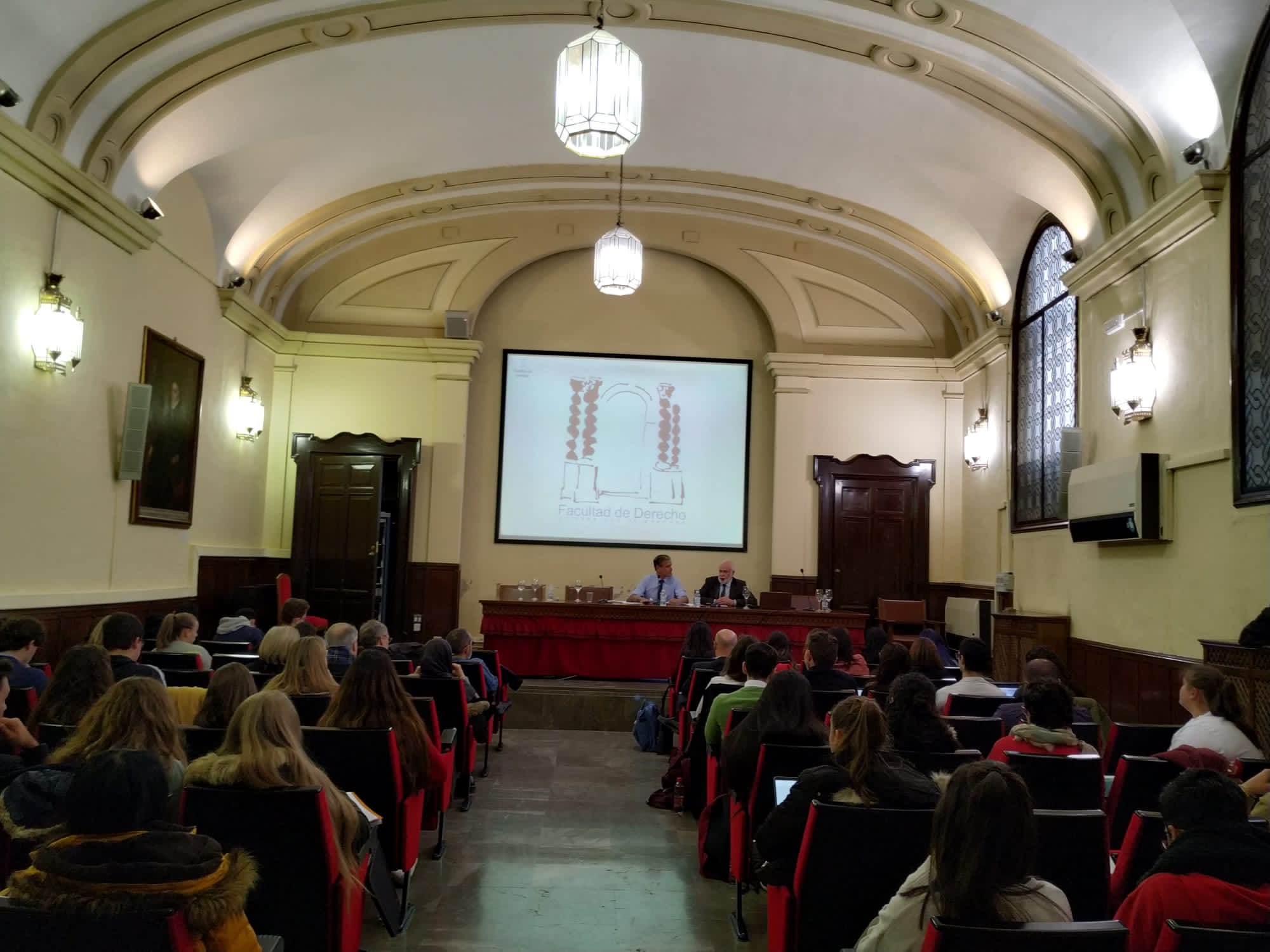 Image taken from the back of the room in which you can see the intervention of Professor López Aguilar in the conference