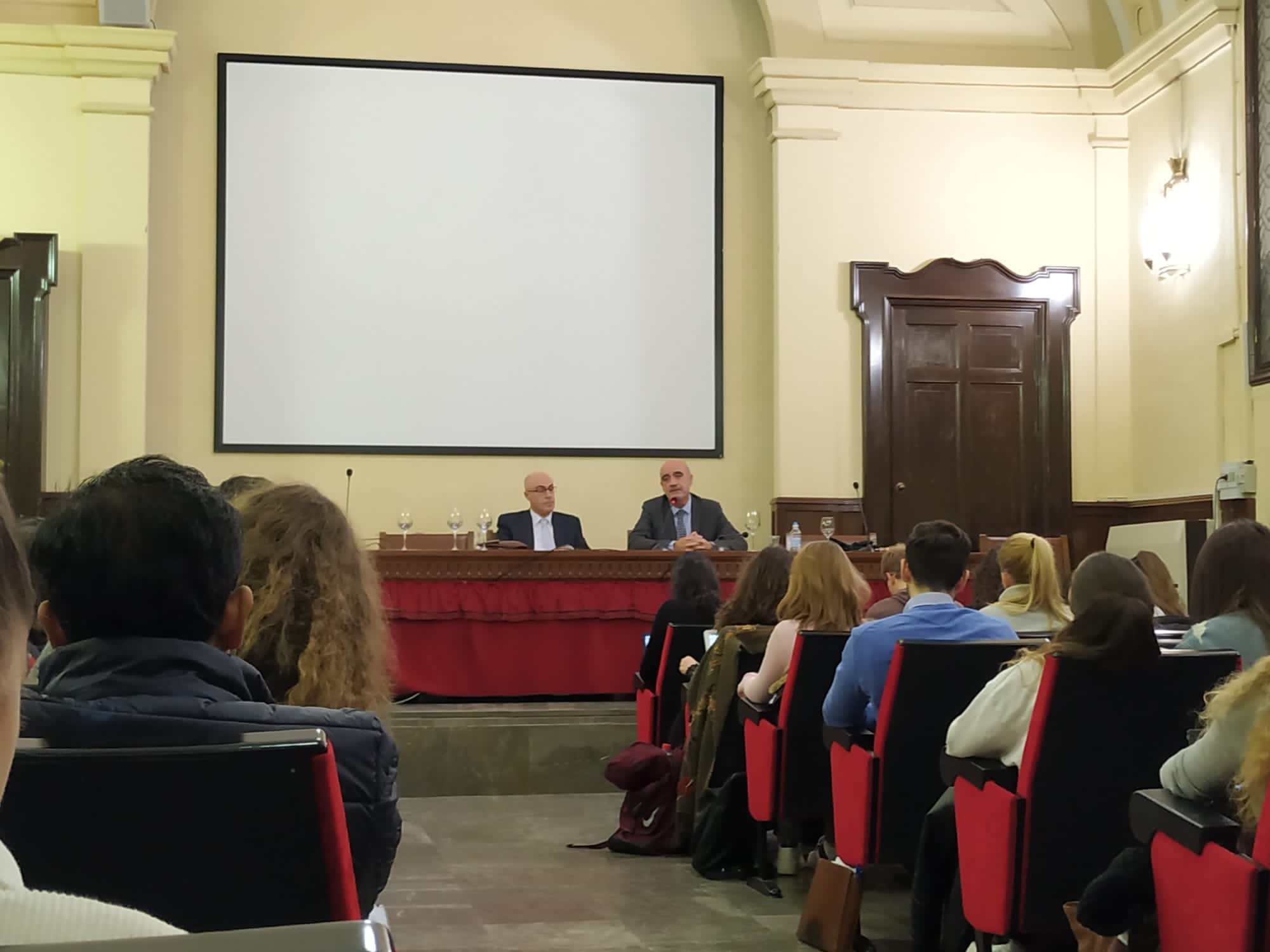 Image in which you can see Professor Francisco Balaguer opening the course