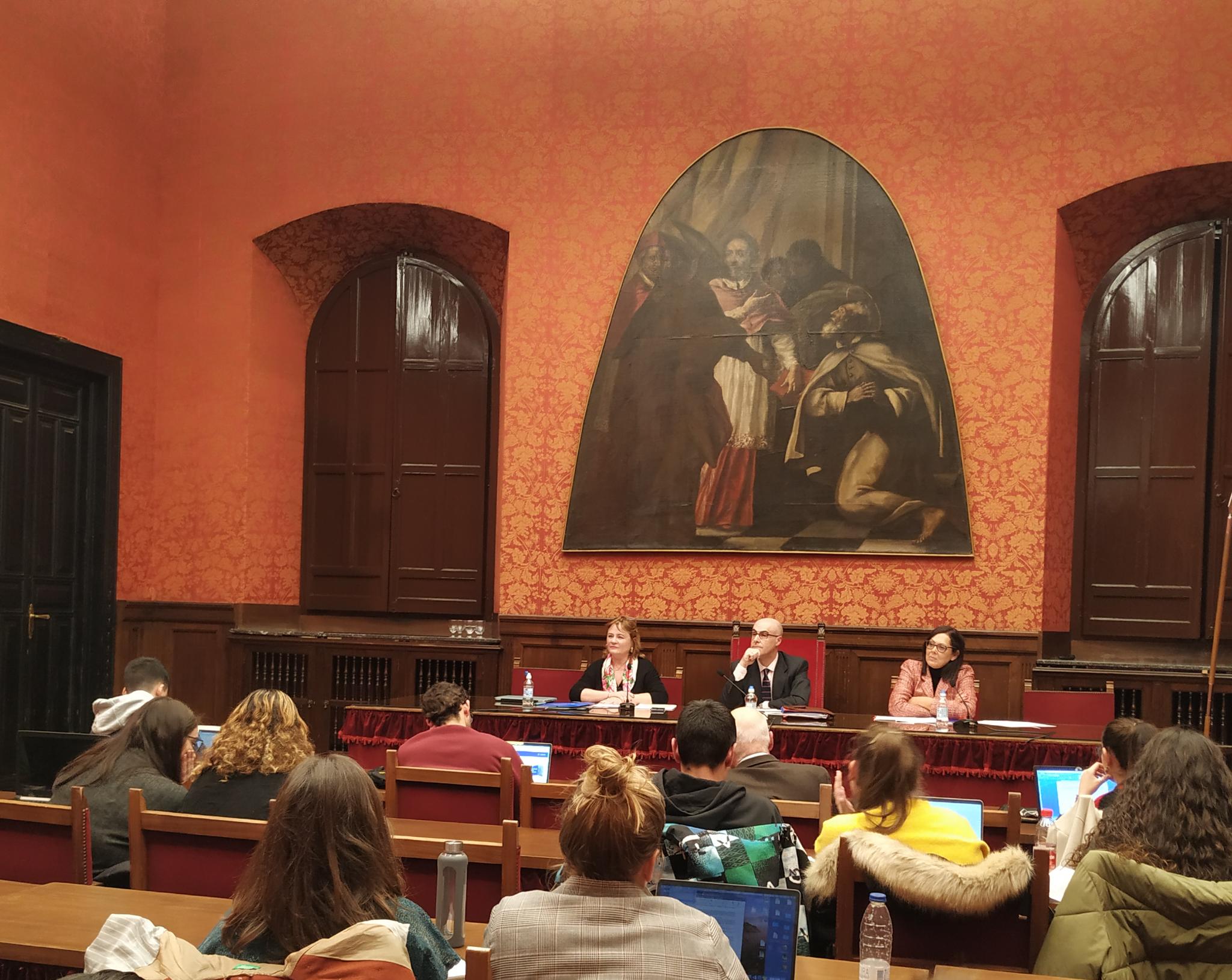 Image taken from the middle of the room where you can see the intervention of professors García Mahamut and Ridaura Martínez