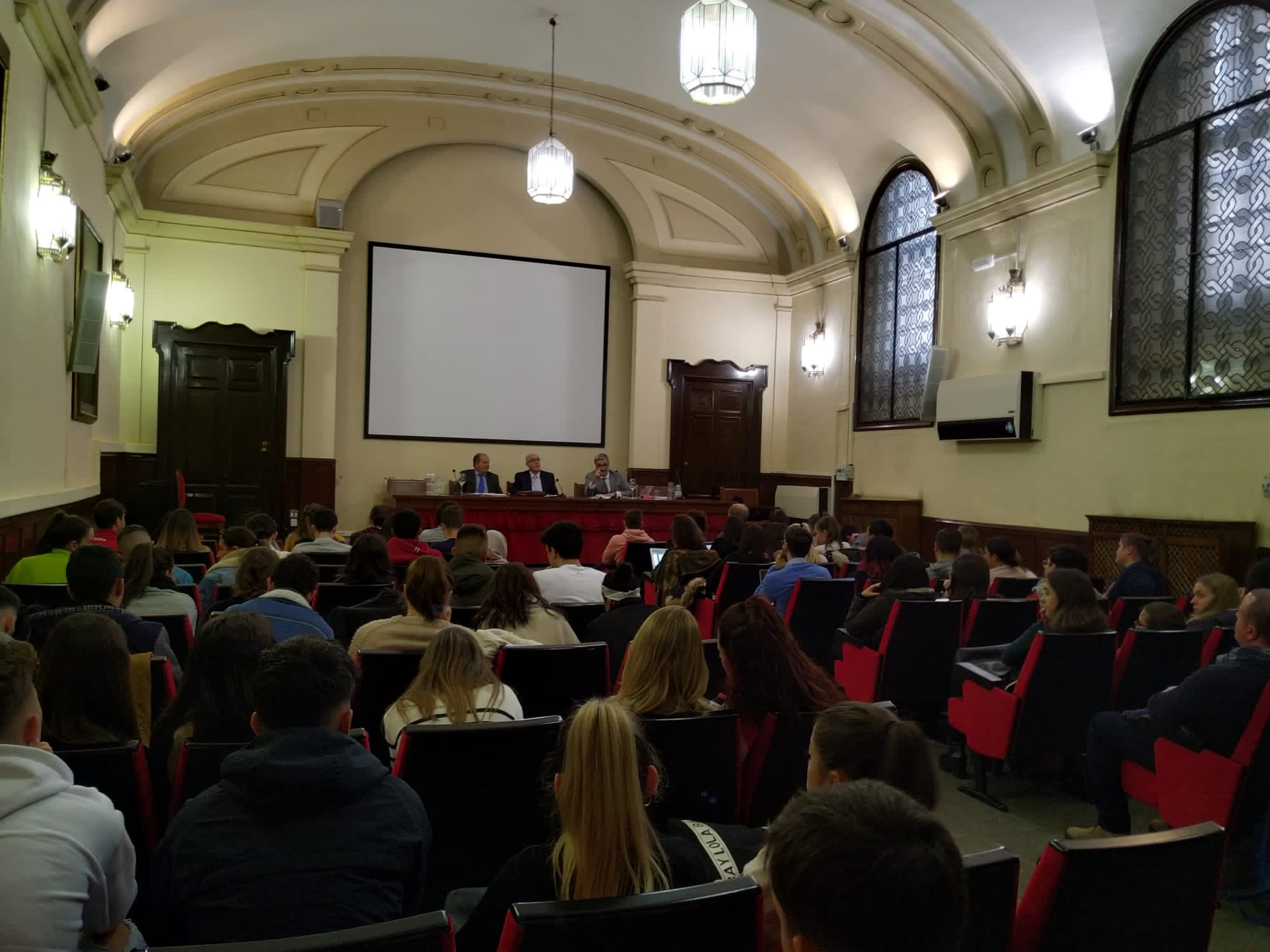 Image taken from the back of the room in which you can see the intervention of professors Carrera Hernández and Martín Rodríguez