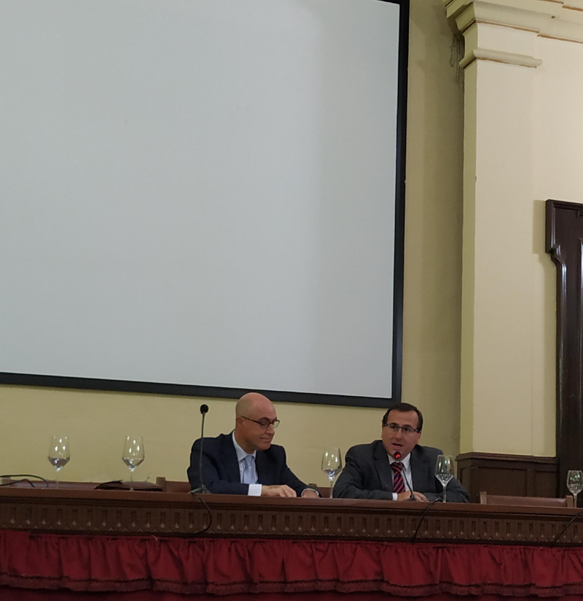 Image in which two people can be seen making the institutional presentation of the course