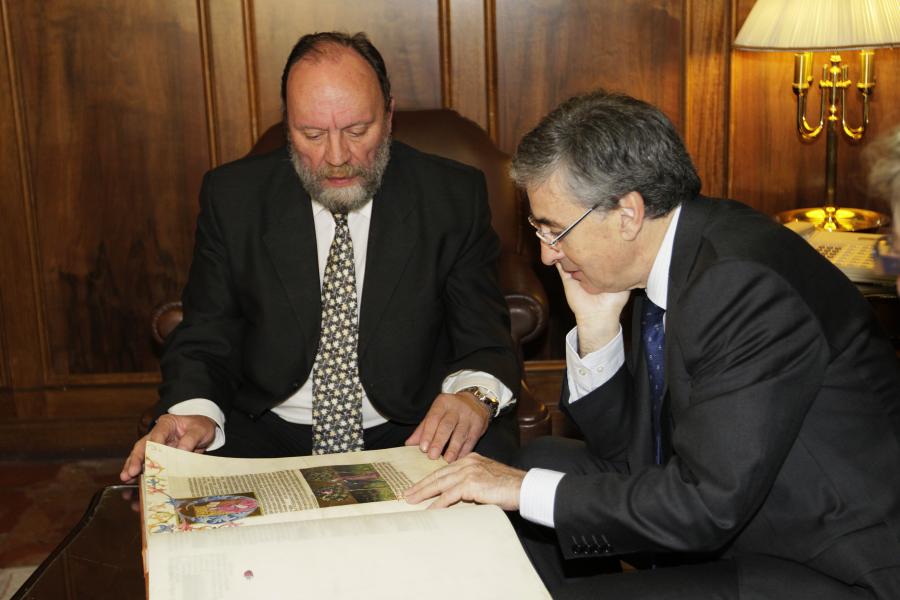 El Ministro observa con detalle una imagen del Codex Granatensis
