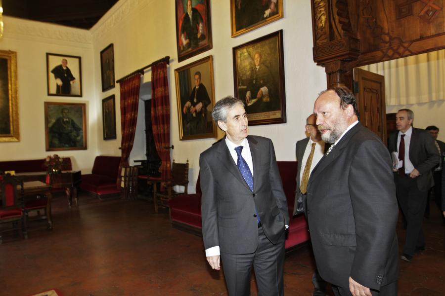 Imagen en la que aparecen el Rector y el Ministro de la Presidencia en el Salón Rojo del Hospital Real
