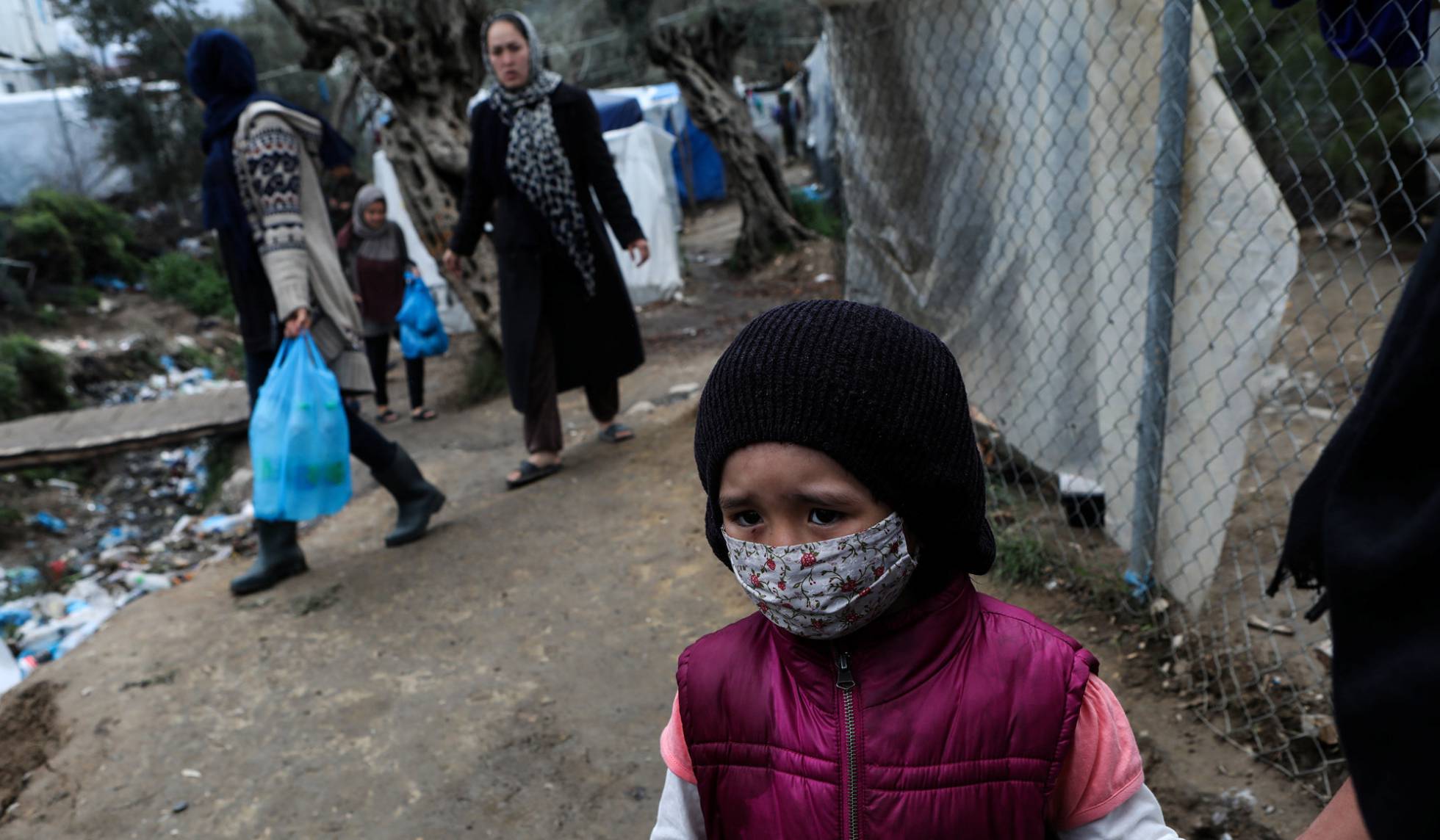  Una niña con mascarilla para protegerse de la Covid-19 en el campo de refugiados de Moria, en Grecia, el 2 de abril de 2020. Elias Marcou (REUTERS)