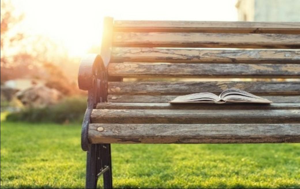 Ciclo Literatura y Teología. Libro en un banco con el sol al fondo [Fuente: https://www.internautascristaos.com/blog]