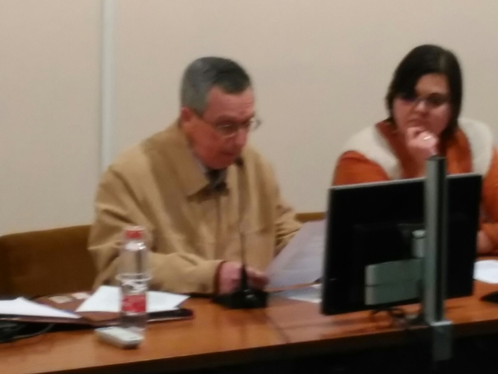 Imagen de los ponentes José María Hernández y Mireia Vidal i Quintero sentados durante el desarrollo de la tercera conferencia del ciclo