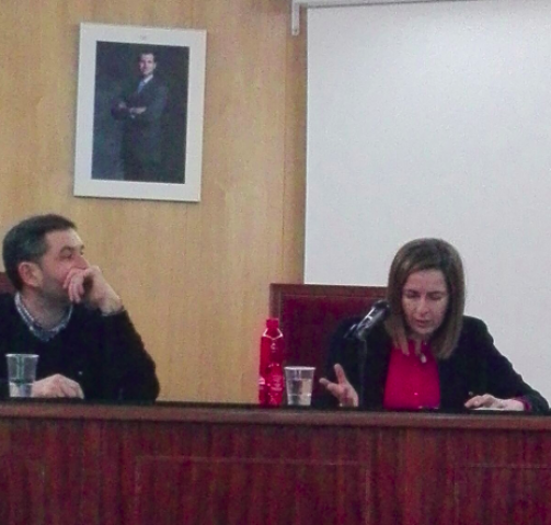 Imagen en la que se pueden ver a los profesores Serafín Béjar y María del Mar Martín García sentados durante el desarrollo de la conferencia