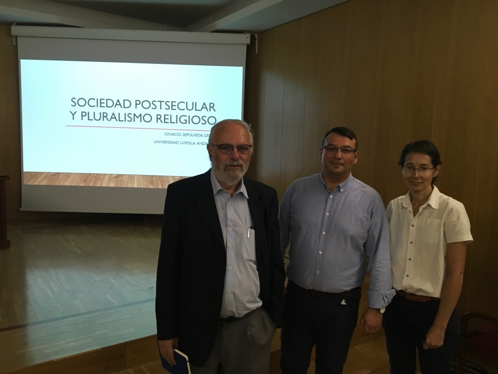 Imagen en la que se puede observar al profesor Ignacio Sepúlveda junto a varios miembros del Consejo de la Cátedra de Teología