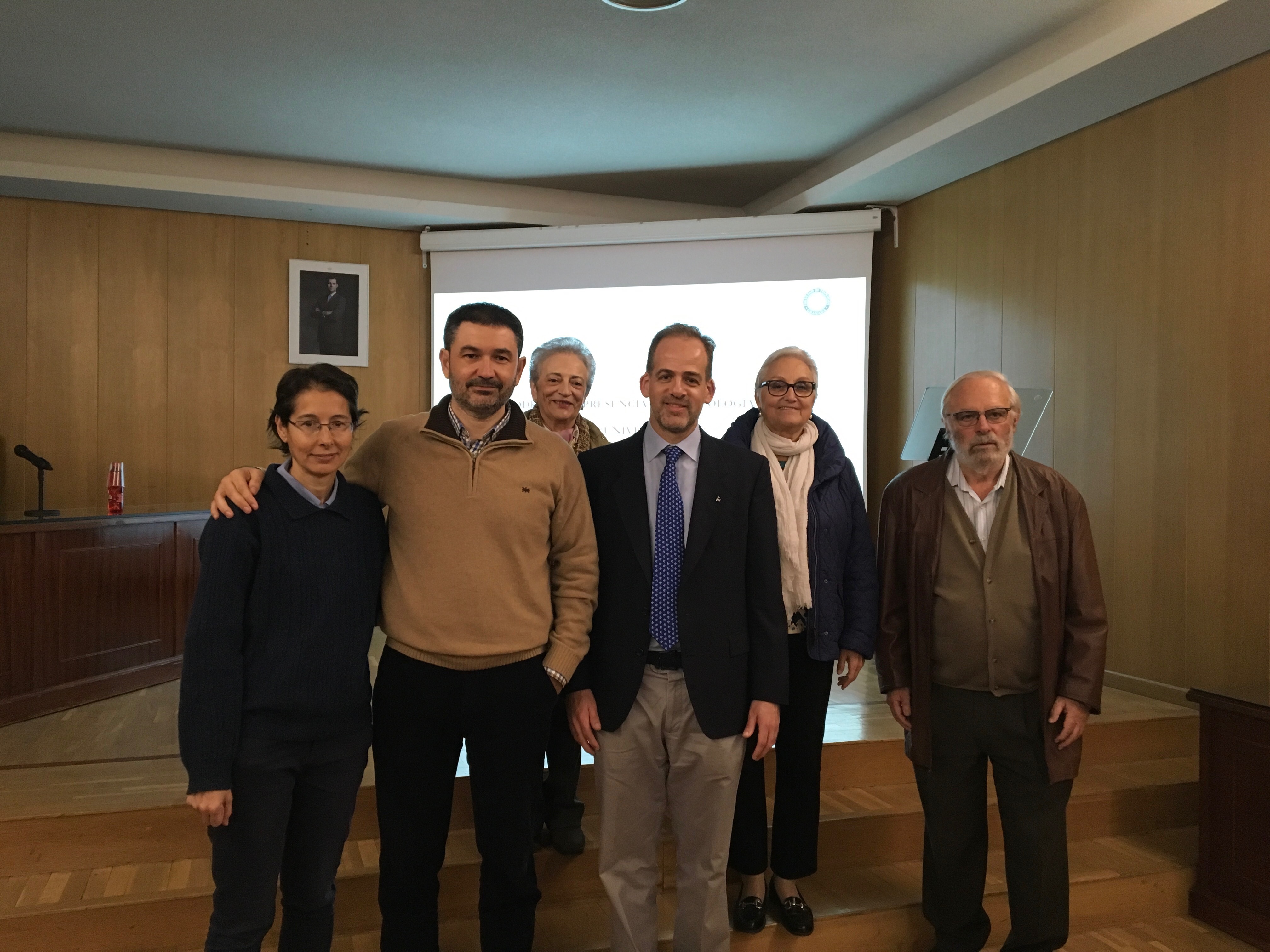 Imagen de varios miembros del Consejo de la cátedra de Teología junto al profesor Gonzalo Villagrán