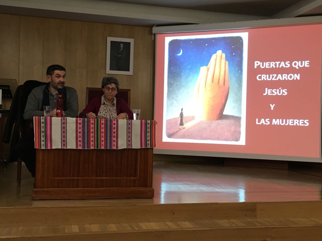 Imagen en la que se pueden ver a los profesores Serafín Béjar y Mariola López Villanueva sentados durante el desarrollo de la conferencia
