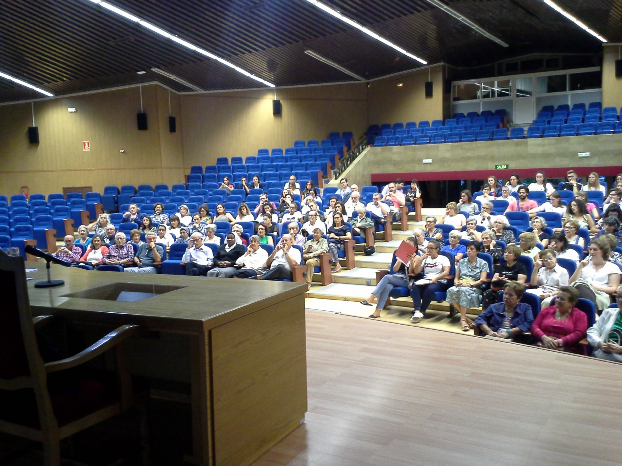 Imagen en la que se pueden ver los asistentes a la primera conferencia del ciclo sobre la eutanasia en el Aula Magna de la Facultad de Ciencias