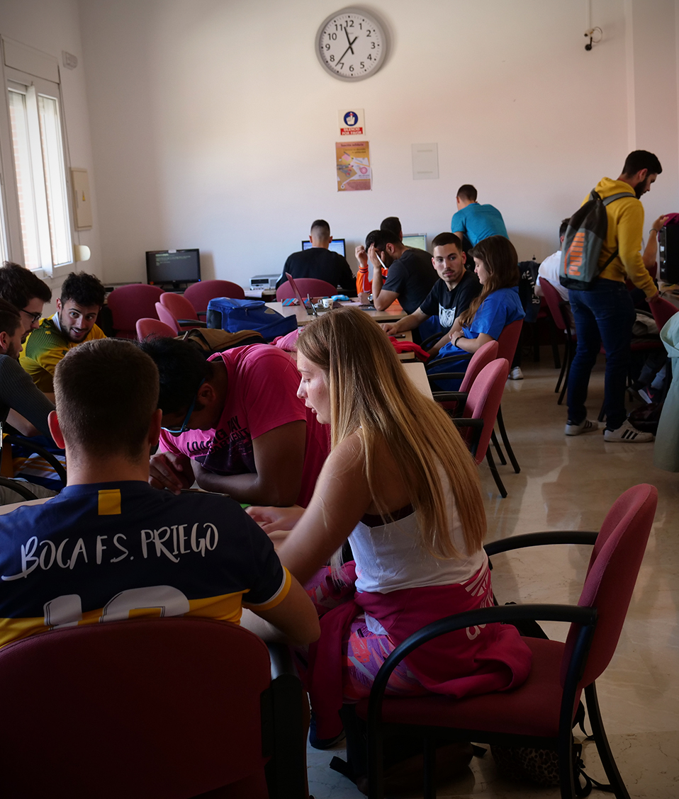 Estudiantes en sala de estudio con ordenadores portátiles y de libre acceso en sala de estudio de la Facultad de Ciencias del Deporte