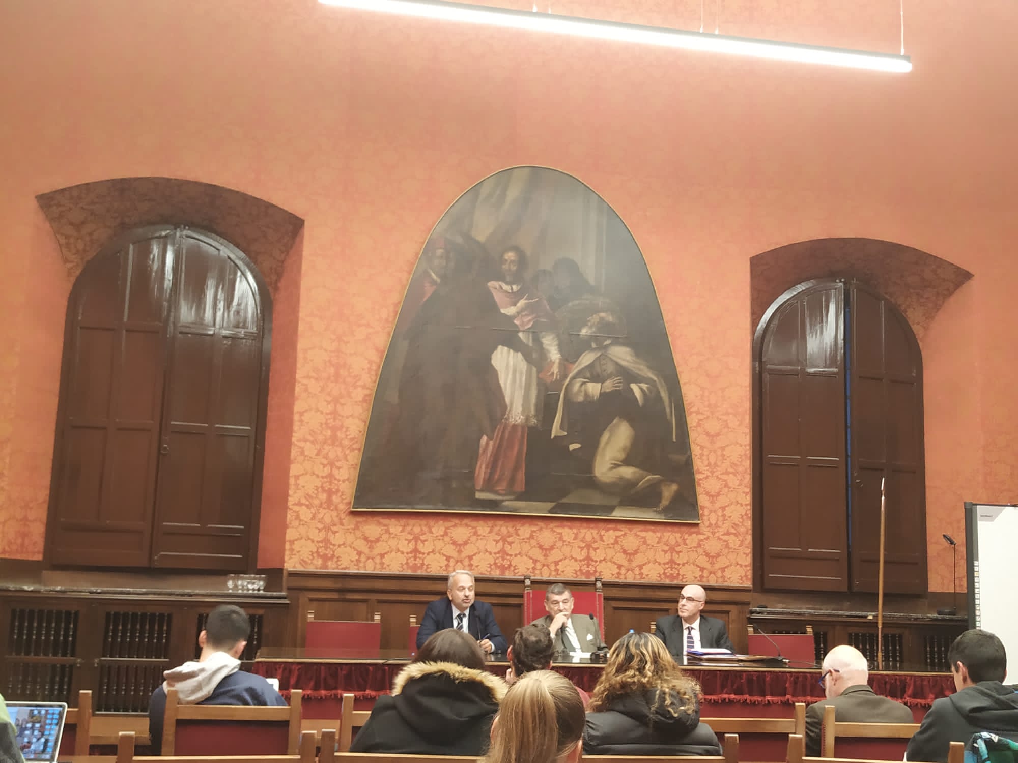 Imagen tomada desde el centro de la sala en la que se puede observar la conferencia de clausura impartida por el profesor Fernández Rozas