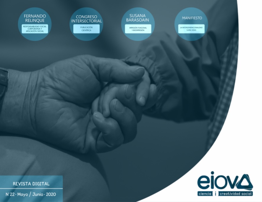 Imagen portada de la revista digital EIOVA en el que se puede observar un apretón de manos entre un abuelo y su nieto