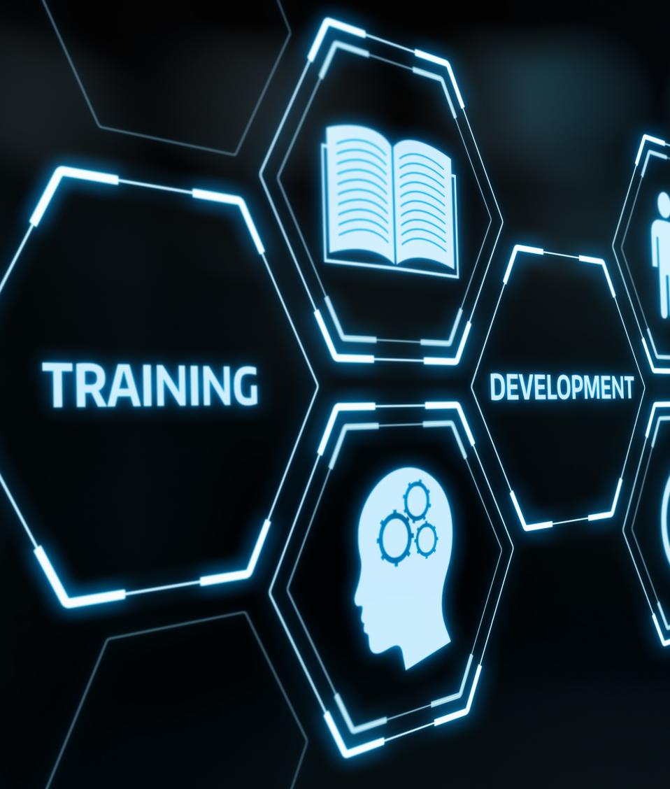 Composición con hexágonos con las palabras training, development y skills con una mano a punto de tocarlos