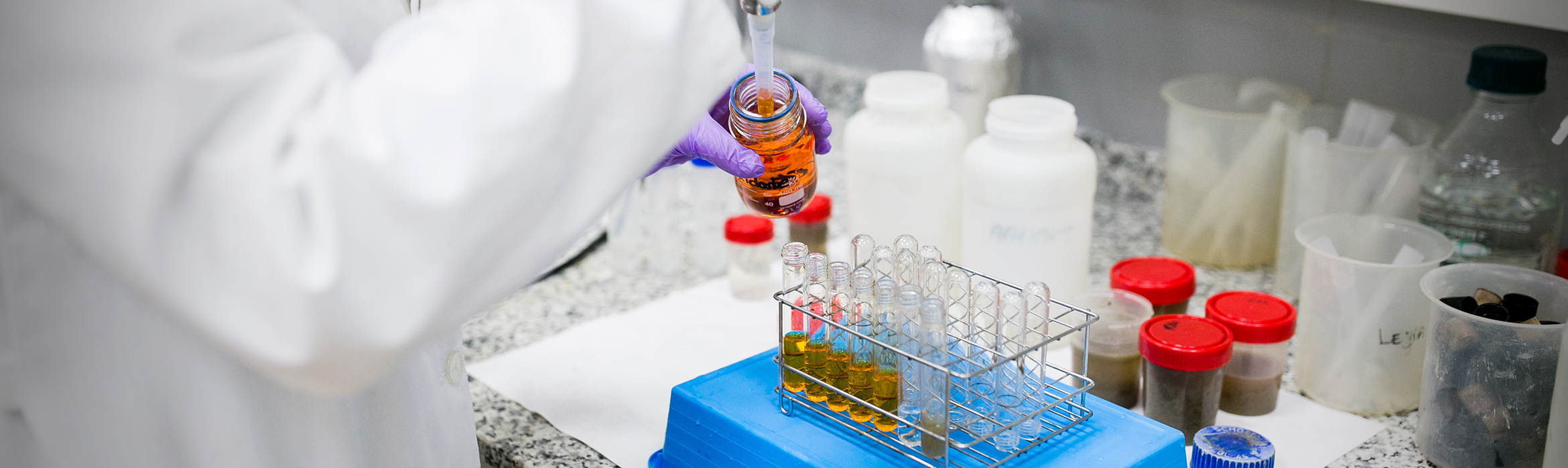 Investigadora trabajando en un laboratorio de la Escuela de Ingeniería de Caminos, Canales y Puertos