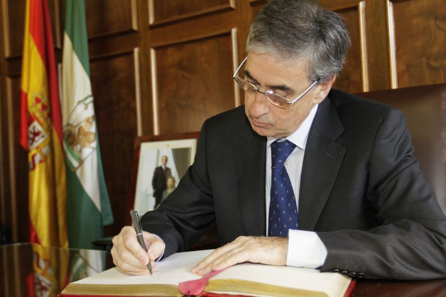 El Ministro firmando en el Libro de Honor