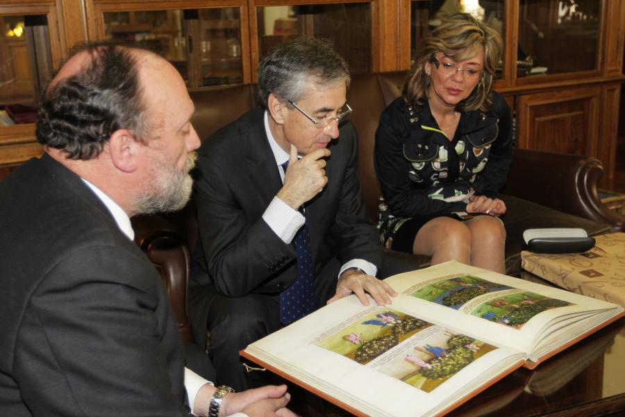El Ministro contempla varias imágenes del Codex Granatensis