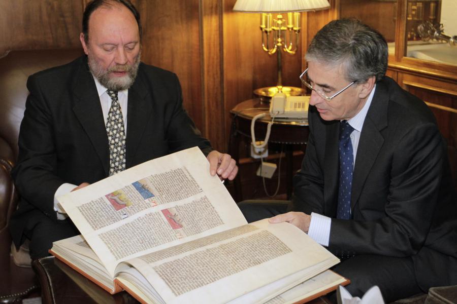 El Ministro lee con atención el Codex Granatensis