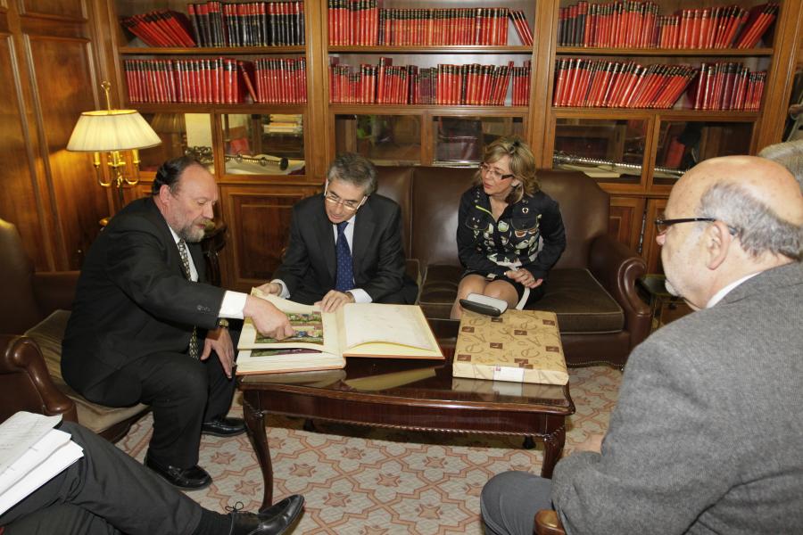 El Rector muestra algunos detalles del Codex Granatensis al Ministro de la Presidencia