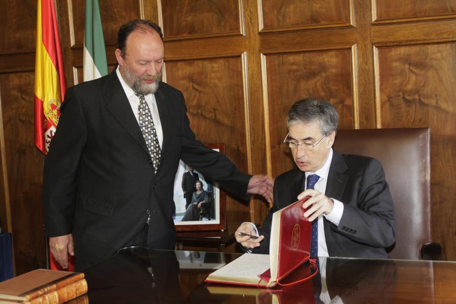 Imagen en la que aparecen el Rector y el Ministro de la Presidencia tras la firma en el Libro de Honor