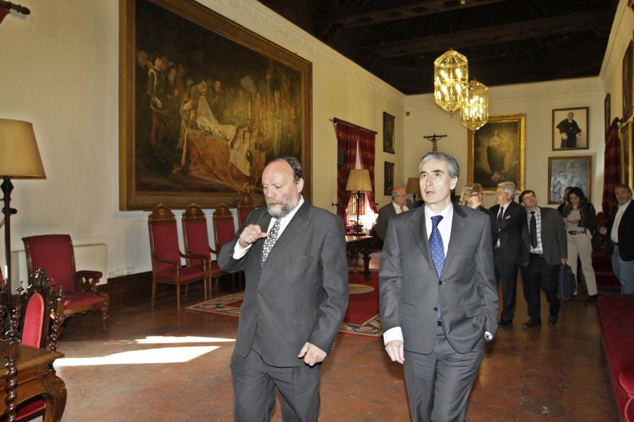 Imagen en la que aparecen el Rector y el Ministro de la Presidencia en el Salón Rojo del Hospital Real